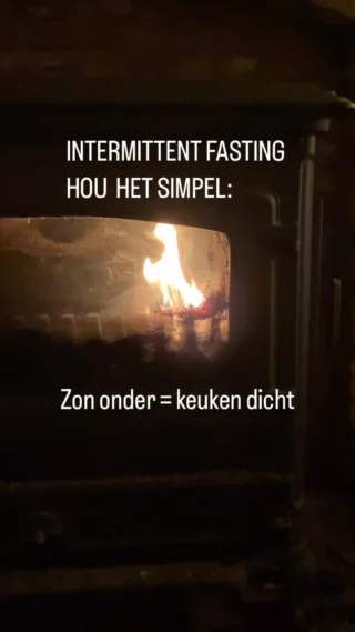 Intermittent fasting: hou het simpel:

👉🏻Zon onder = keuken dicht 

☀️ Evolutionair gezien zijn we geprogrammeerd om te hamsteren tijdens de zomer- en nazomer maanden, vooral suikers omdat ze dan overvloedig aanwezig zijn in de natuur. 

🍎 Denk aan fruit, noten en zaden. 

We willen toch allemaal de winter ‘overleven’, niet?

☃️In de winter gingen we meer vasten door gebrek aan licht en voedsel. 

Dat mechanisme heeft ons in leven gehouden tot op de dag van vandaag. 

Dat zelfde overlevingsmechanisme is vandaag nog altijd actief maar nu maakt het ons ziek. 

Ziek? Hoe dan? 

💡Vandaag kunnen we o.a. “dankzij” kunstlicht op elk moment van de dag koken of bestellen en eten.

🌅Eten na zonsondergaan brengt ons organisme echter in de war. 

Het verandert de stofwisseling en maakt hormonen gek.

🌓Wanneer de zon verdwijnt, bereidt het lichaam zich voor om te rusten en te herstellen.

Als je ook na zonsondergang blijft eten en je lichaam nog bezig is met voedsel verteren, worden de metabole, hormonale en biochemische processen die rust en herstel bevorderern onderbroken.

✨Licht regelt onze stofwisseling, dat is al miljoenen jaren zo.

⭕️ Omgaan met licht leren we ook tijdens ons groepstraject DE VKAN VAN DE DRUM

👉🏻Info via link bio
👉🏻Start 19/1/25

#rewilding
#wilderleven
#rewildinglifestyle 
#kunstmatiglicht 
#blaulicht 
#lichtvervuiling